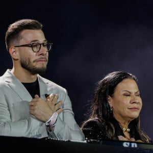 Irmão de Marília Mendonça, João Gustavo também se emocionou ao subir no palco