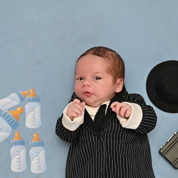 José Leonardo completou o primeiro mês em grande estilo, com lookinho elegante e fofíssimo