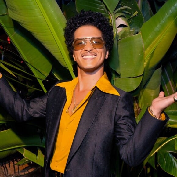 Bruno Mars no Brasil: você sabia que o cantor quase cancelou um show aqui depois de se acabar na feijoada e caipirinha?