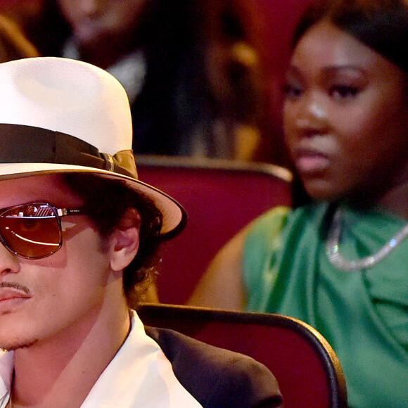 O resultado não poderia ser outro: Bruno Mars passou muito mal e teve uma diarreia tão forte que quase cancelou seu show