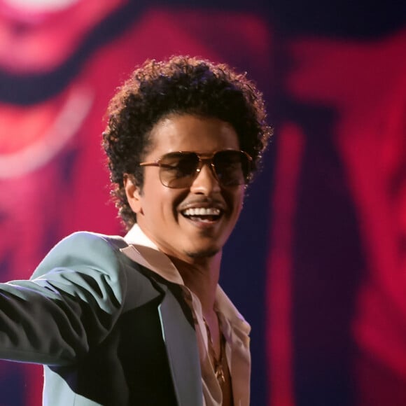 Bruno Mars decidiu subir no palco faltando apenas 10 minutos para sua apresentação