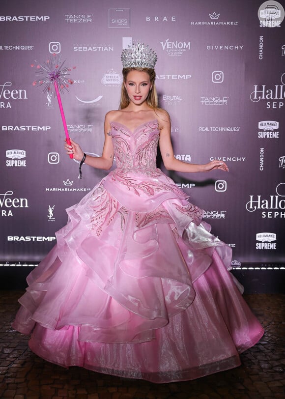 Fefe optou pela fantasia de Glinda no Baile de Halloween da Sephora no Hotel Unique, em São Paulo, no dia 11 de outubro de 2024