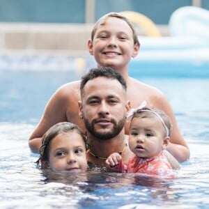 Neymar também publicou uma foto com os filhos reunidos com Valentim, meio-irmão de Davi, e Antonella, afilhada do jogador