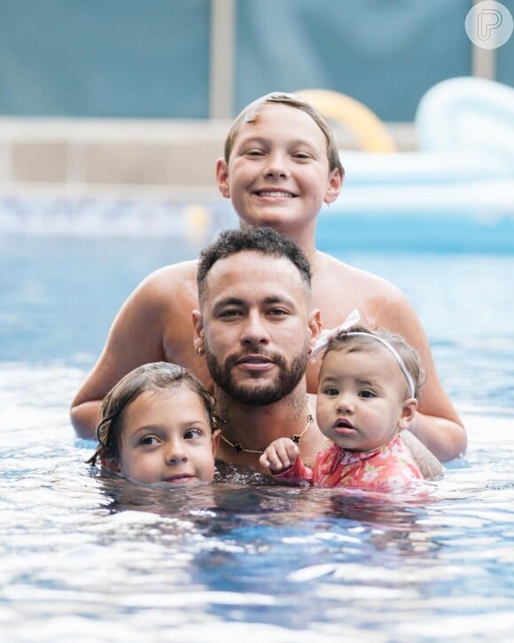 Neymar também publicou uma foto com os filhos reunidos com Valentim, meio-irmão de Davi, e Antonella, afilhada do jogador