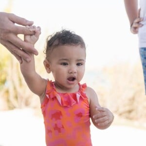 Mavie, com 1 aninho recém-completado, também apareceu no carrossel do papai coruja