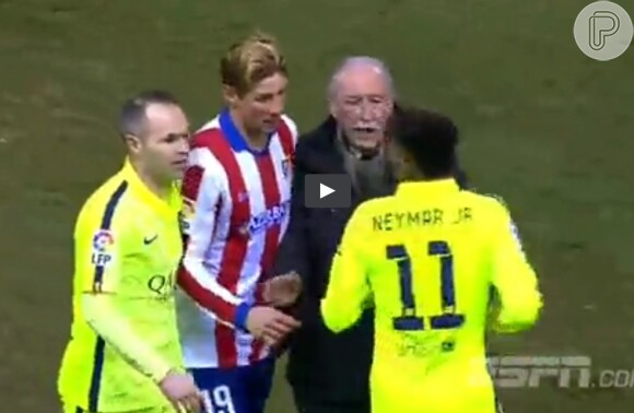 A discussão de Neymar com Fernando Torres precisou ser apartada