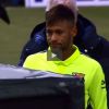 Mesmo marcando dois gols, Neymar foi substituído e deixou o campo contrariado