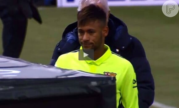 Mesmo marcando dois gols, Neymar foi substituído e deixou o campo contrariado