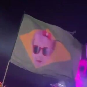 O rosto de Maria Flor estampou uma bandeira levada ao festival de música Tomorrowland