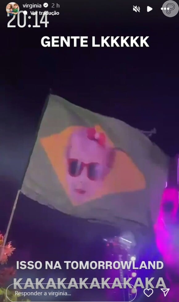 O rosto de Maria Flor estampou uma bandeira levada ao festival de música Tomorrowland