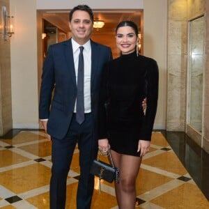 Vanessa Giácomo apostou em vestido preto de gola alta e mangas longas para a festa de renovação de votos do casamento de Thais Fersoza e Michel Teló