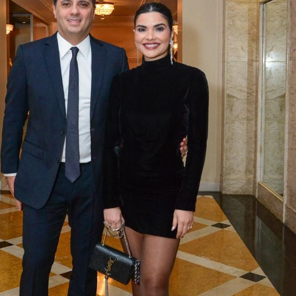 Vanessa Giácomo apostou em vestido preto de gola alta e mangas longas para a festa de renovação de votos do casamento de Thais Fersoza e Michel Teló