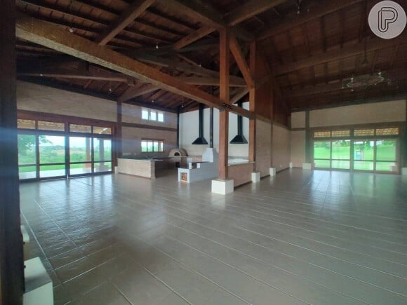 Propriedade rural onde era gravada 'A Fazenda' tem sala de estar com três ambientes, sala para cinema, jardim de inverno e muito mais