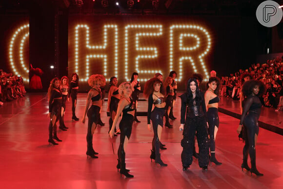 Cher fez um show espetacular no retorno do desfile da Victoria's Secret