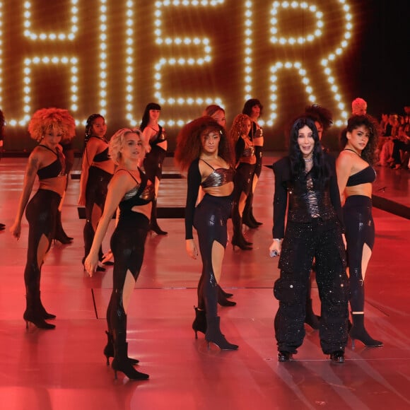 Cher fez um show espetacular no retorno do desfile da Victoria's Secret