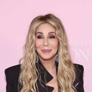 Com quase 80 anos, Cher foi comparada à Maya Massafera no Victoria's Secret Show 2024