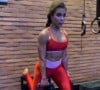 Mulher de Diego Ribas, Bruna Leticia também aproveitou para caprichar no treino de leg press.