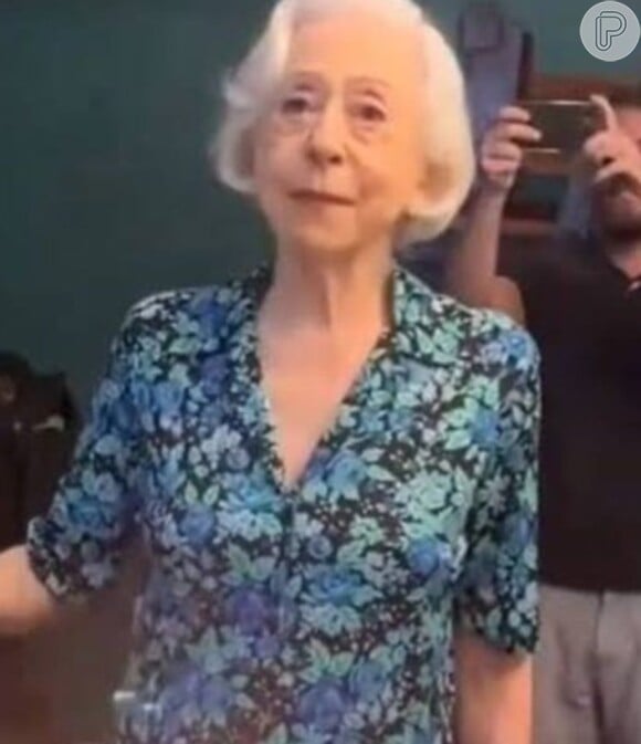 Fernanda Montenegro ganhou uma festa surpresa dos amigos durante o set de filmagem de 'Velhos Bandidos'.