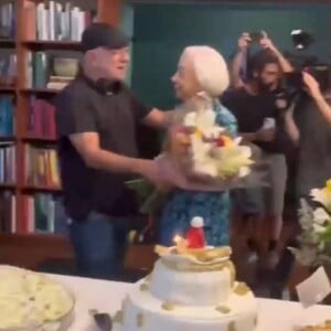 Fernanda Montenegro ganhou um buquê de flores de seu filho, Cláudio Torres.