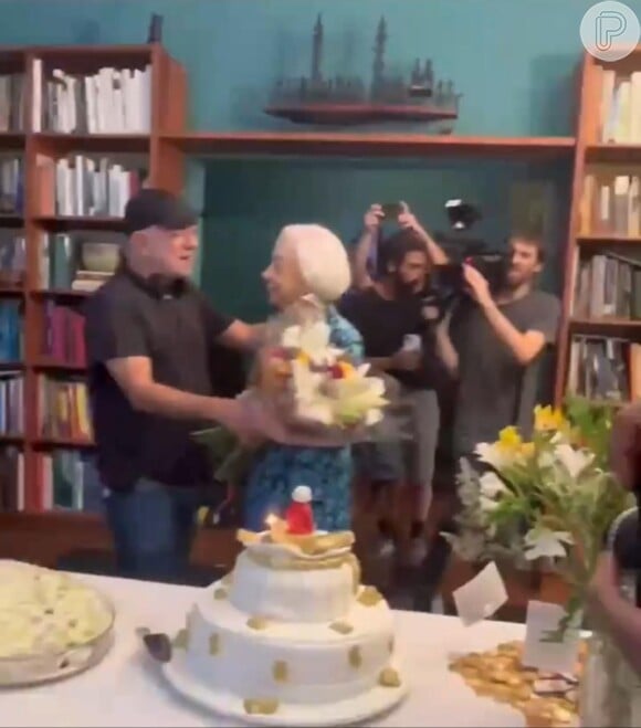 Fernanda Montenegro ganhou um buquê de flores de seu filho, Cláudio Torres.