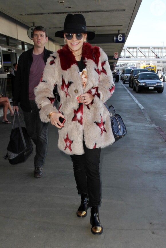 Rita Ora anuncia que foi convidada para cantar no Oscar 2015, em 28 de janeiro de 2015