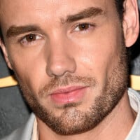 Pai de Liam Payne surge bem emocionado em visita à memorial diante do hotel onde filho morreu de forma trágica. Vídeo!