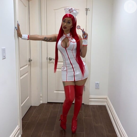 Quer ir fantasiada de enfermeira para o Halloween? Cardi B sabe muito bem como fazer isso!