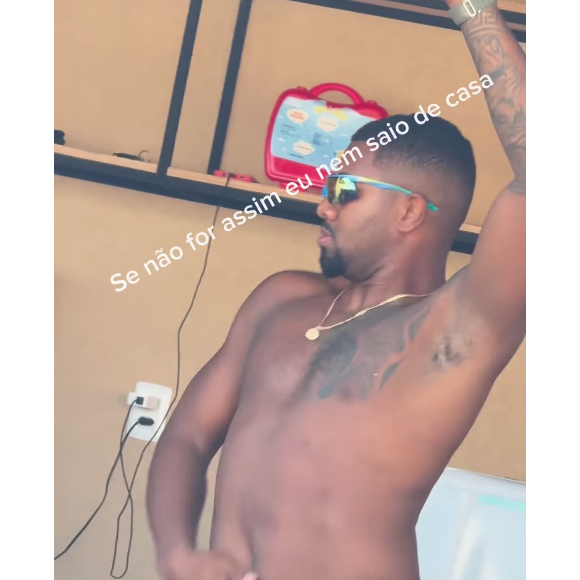Publicado no último domingo (27), o vídeo em questão traz Davi Brito dançando muito com uma sunga cavada