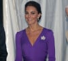 Aqui podemos observar a Princesa Kate Middleton, com seu look roxo, em mais uma produção com decote V, valorizando a sua silhueta.