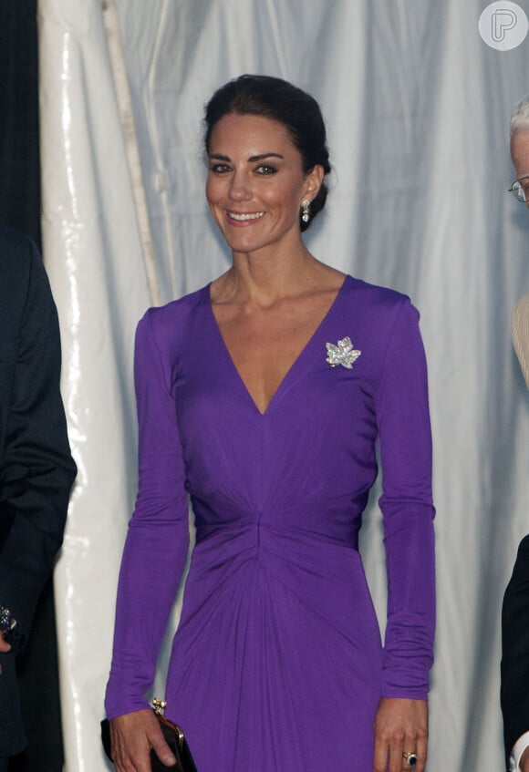 Aqui podemos observar a Princesa Kate Middleton, com seu look roxo, em mais uma produção com decote V, valorizando a sua silhueta.