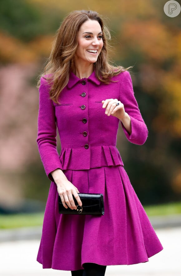 Nesta outra produção usada por Kate Middleton, o peplum está presente na parte inferior, trazendo mais volume, equilibrando as proporções.



