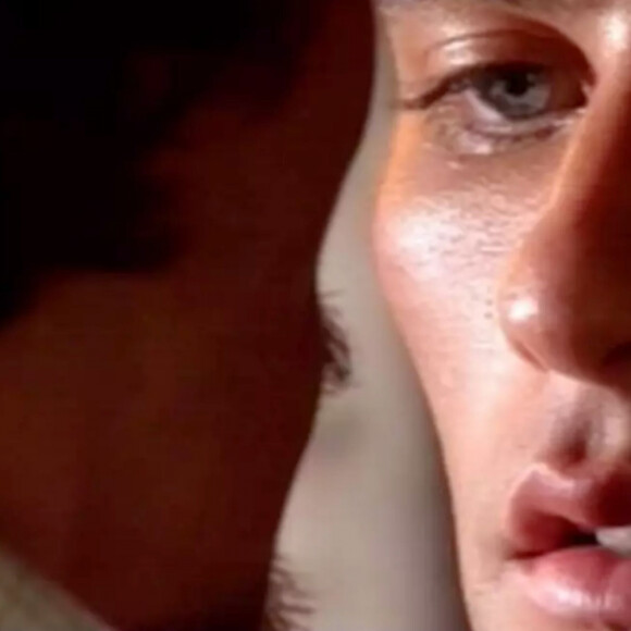 Bruno Gagliasso gravou sete vezes a cena com o beijo gay, mas diretores da Globo vetaram após reunião com a autora Gloria Perez