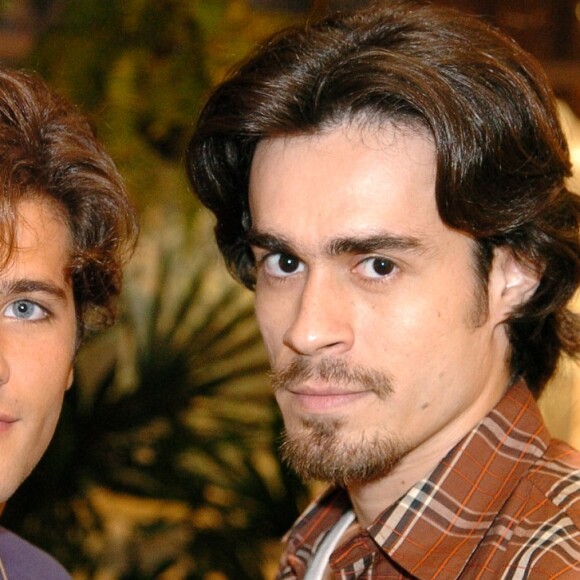 Na novela 'América' (2005), o público pode acompanhar o desenrolar do romance de Júnior (Bruno Gagliasso) e Zeca (Erom Cordeiro) 