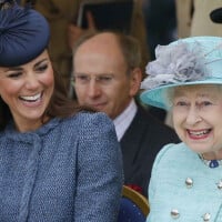 Pouca gente reparou, mas Kate Middleton aprendeu dicas valiosas com a Rainha Elizabeth para viver na realeza. Entenda!