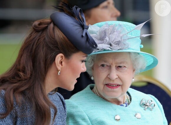 Quando a Princesa de Gales passou a conviver com a realeza, encontrou na Rainha Elizabeth II uma espécie de inspiração para aprender a se adaptar a essa nova realidade, segundo Scobie.