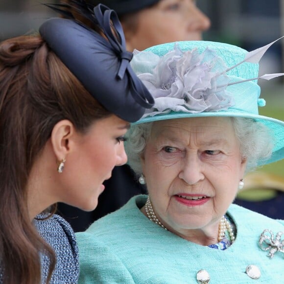 Quando a Princesa de Gales passou a conviver com a realeza, encontrou na Rainha Elizabeth II uma espécie de inspiração para aprender a se adaptar a essa nova realidade, segundo Scobie.