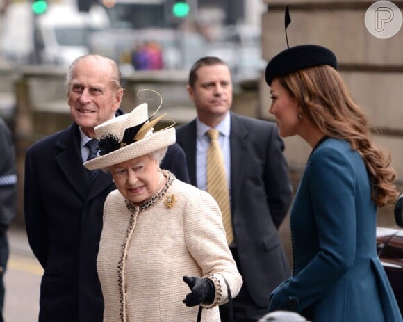 
Segundo o autor, a Rainha Elizabeth II foi uma mulher que tem servido como modelo para Kate desde o começo de sua vida na realeza.
