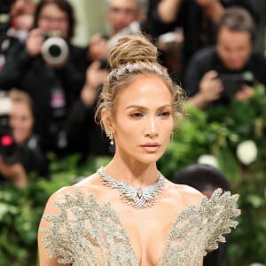 Incomodada com os questionmentos, Jennifer Lopez abandonou uma sessão de autógrafos com os fãs no mesmo momento