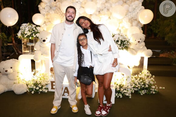 Pocah foi com a família ao chá revelação do bebê de Lexa e Ricardo Vianna