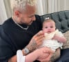 Helena, filha de Neymar, aparece no colo do pai em primeira foto postada pelo craque