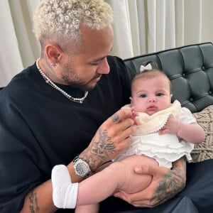 Helena, filha de Neymar, aparece no colo do pai em primeira foto postada pelo craque