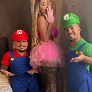 Pornô de Andressa Urach com dois anões: além de Pistolinha, o ator Big Dick participa do vídeo