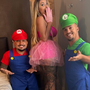 Pornô de Andressa Urach com dois anões foi filmado pelo filho dela, Arthur