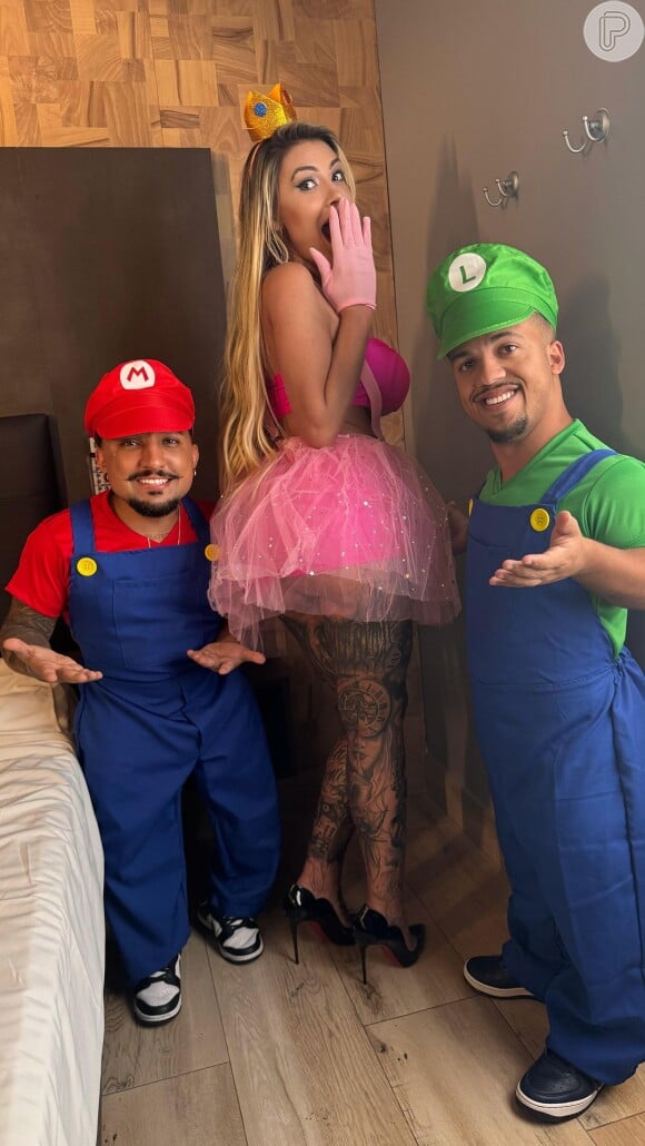 Pornô de Andressa Urach com dois anões foi filmado pelo filho dela, Arthur