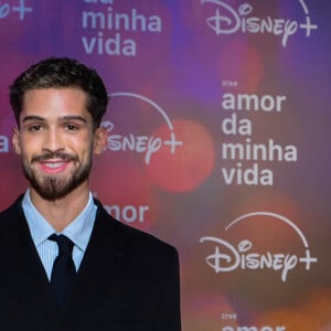 João Guilherme em evento de lançamento de série protagonizada por Bruna Marquezine