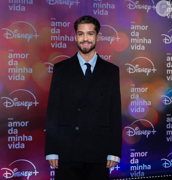 João Guilherme em evento de lançamento de série protagonizada por Bruna Marquezine