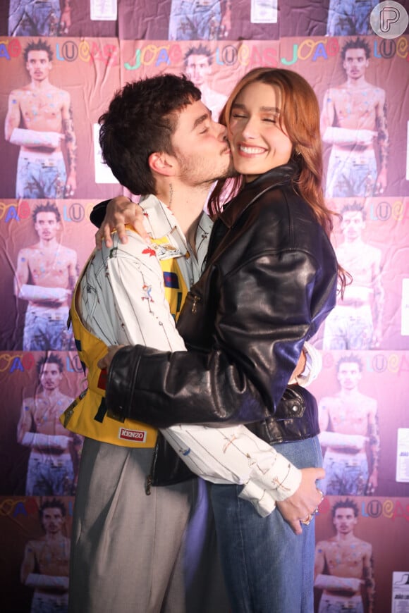 João Lucas e Sasha Meneghel posam para fotógrafos em evento de lançamento do primeiro álbum do cantor nesta quarta-feira (13)