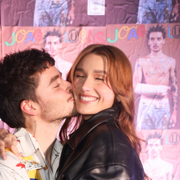 João Lucas e Sasha Meneghel posam para fotógrafos em evento de lançamento do primeiro álbum do cantor nesta quarta-feira (13)