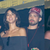 Bruna Marquezine e João Guilherme beijam muito em show de cantora que é madrinha dos 'filhos' do casal. Fotos!