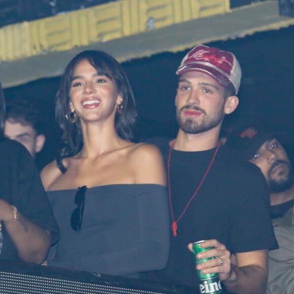 Bruna Marquezine e João Guilherme estavam soltinhos na noite desta quinta-feira (14)